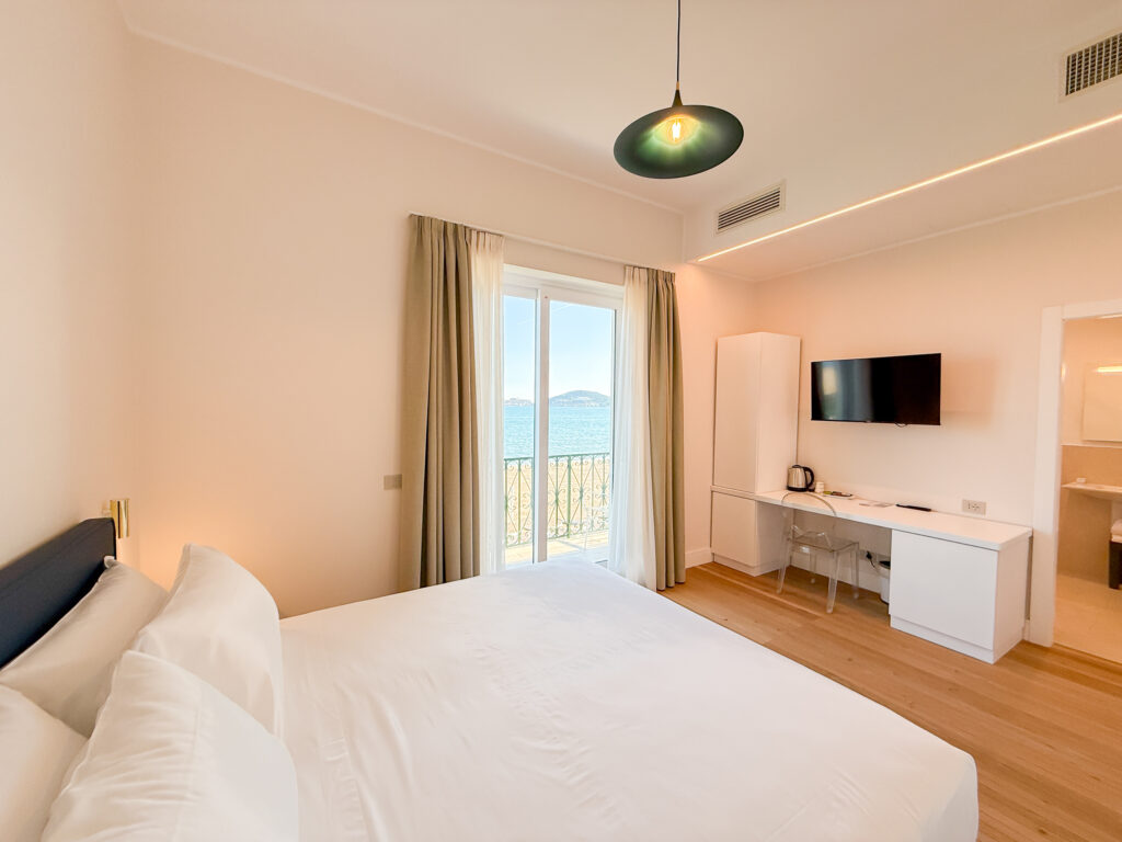 Interno camera Superior con Balcone Villa Maria Teresa Boutique Hotel